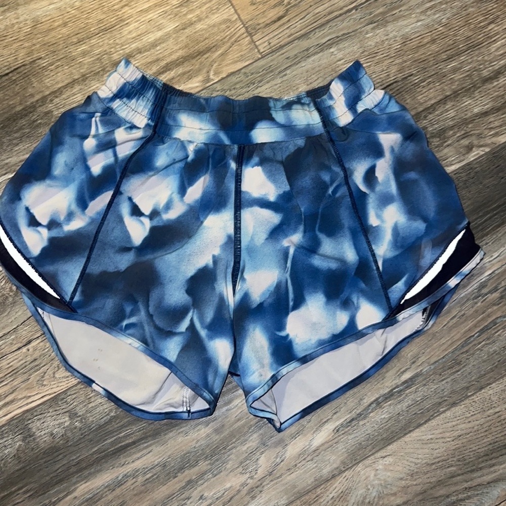 Lululemon hotty hot 2.5” shorts